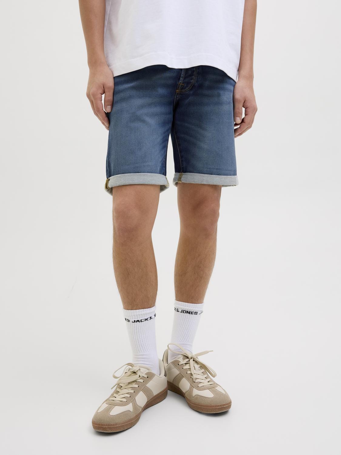 model_shot-front