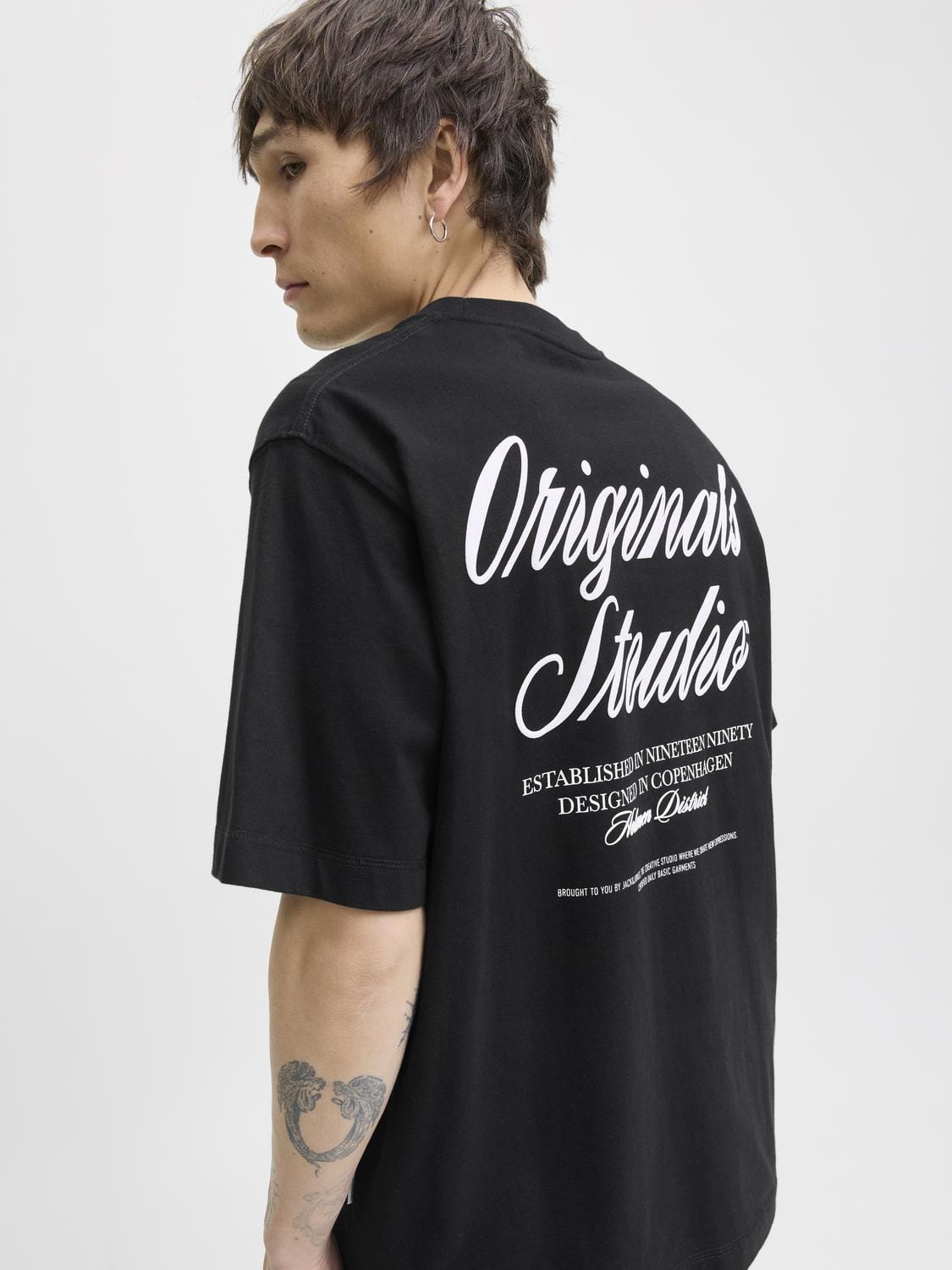 model_shot-creative