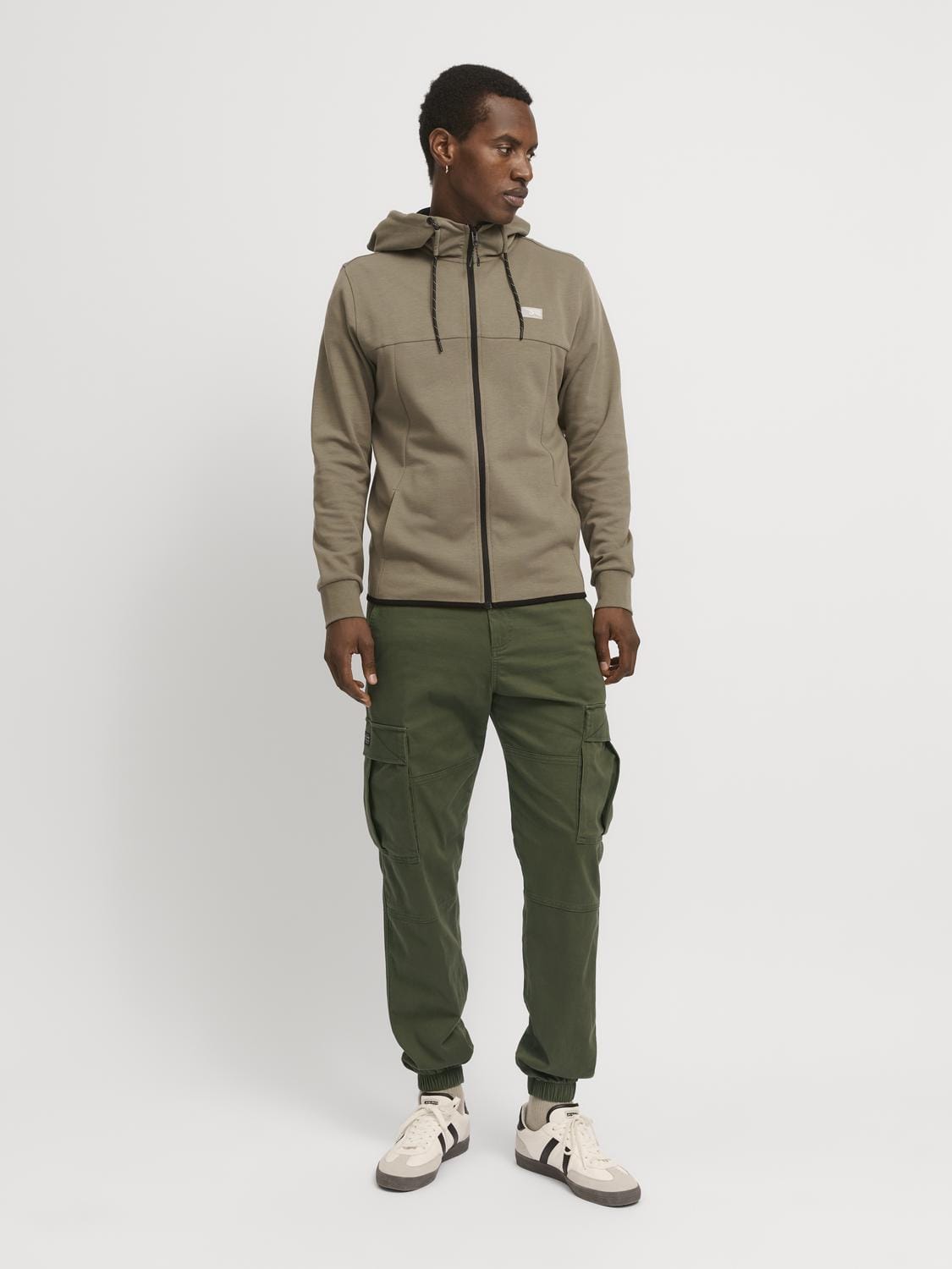 model_shot-front_full