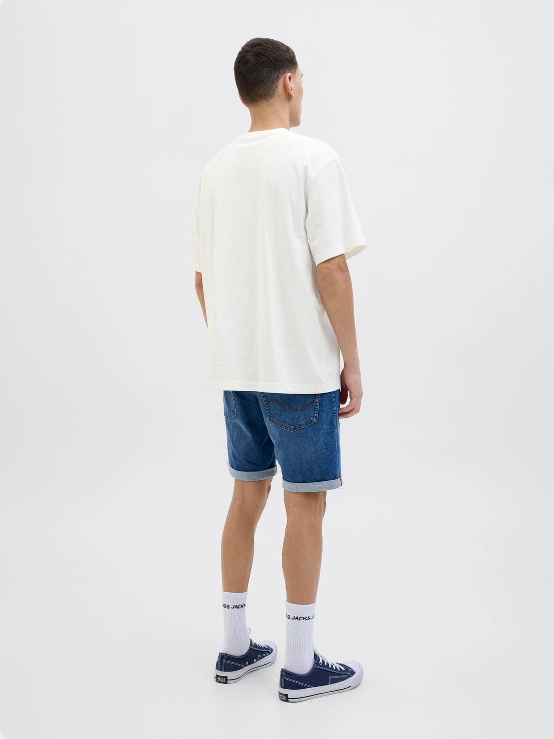 model_shot-back