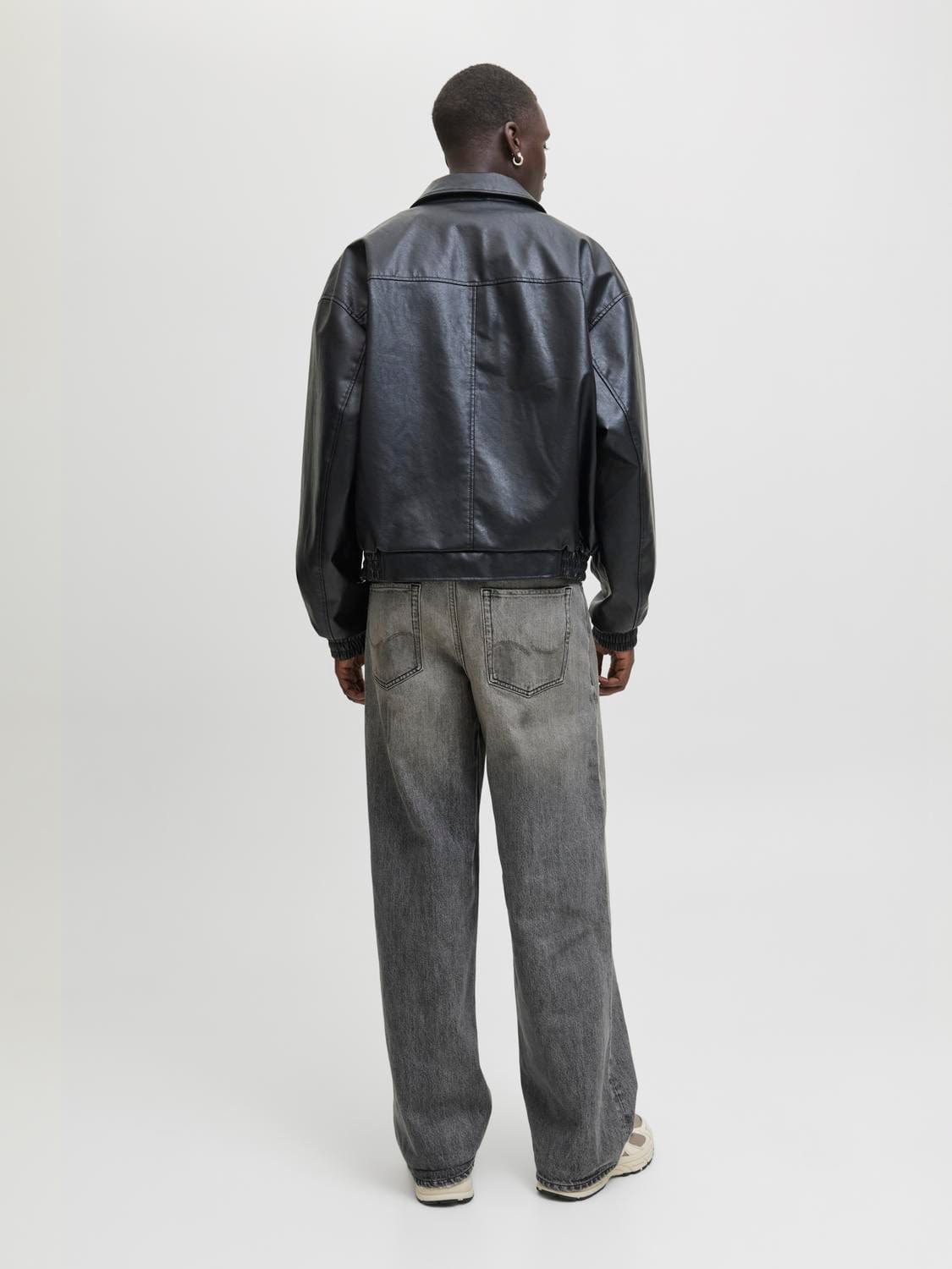 model_shot-back