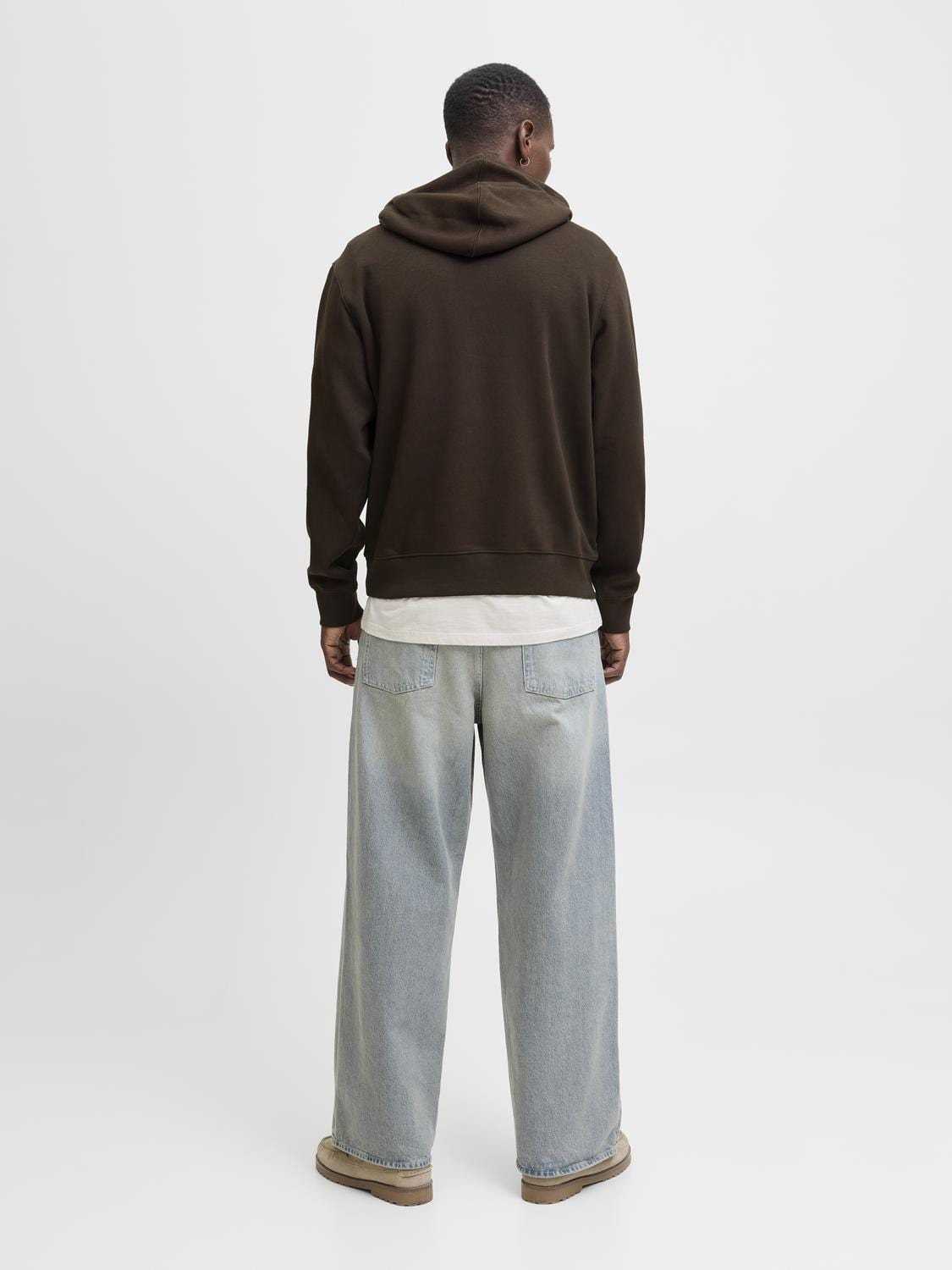 model_shot-back