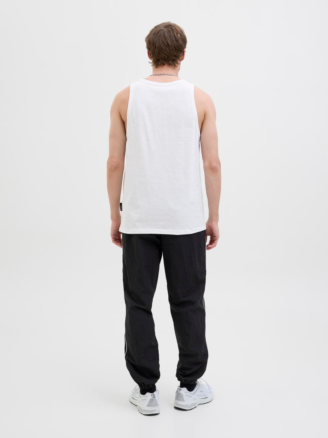 model_shot-back