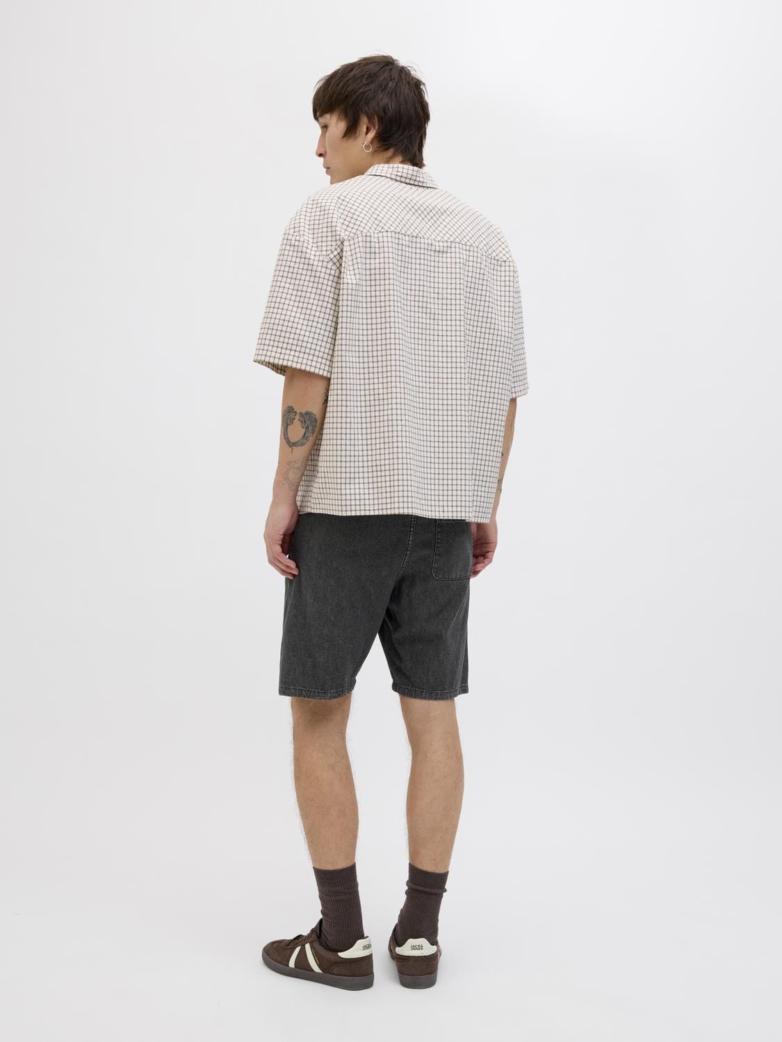 model_shot-back