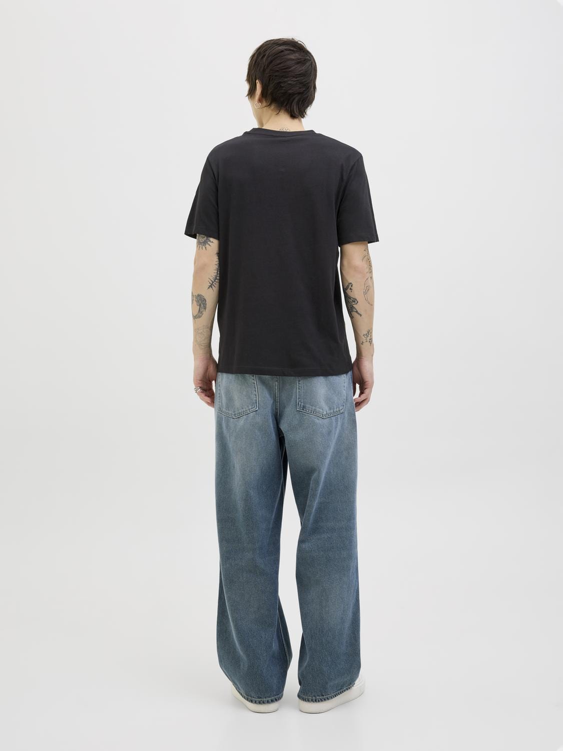 model_shot-back