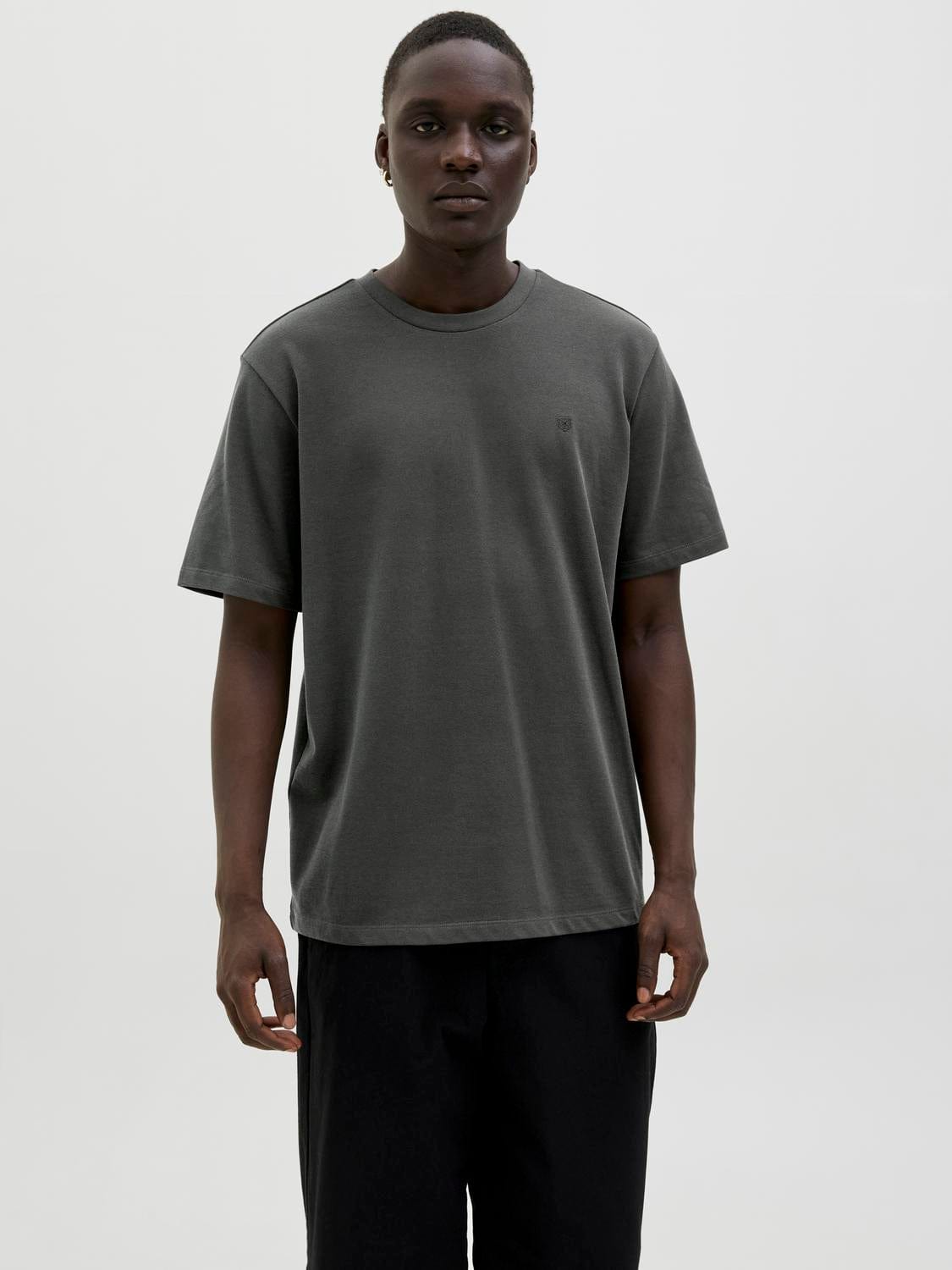 model_shot-front