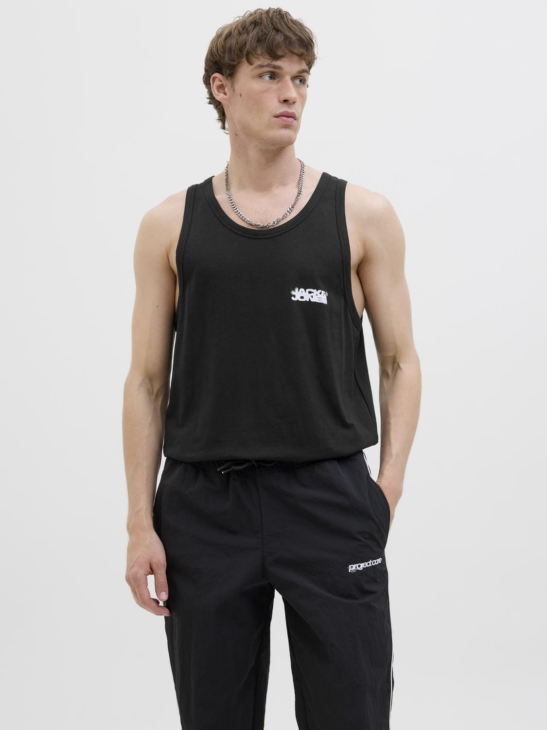 model_shot-front