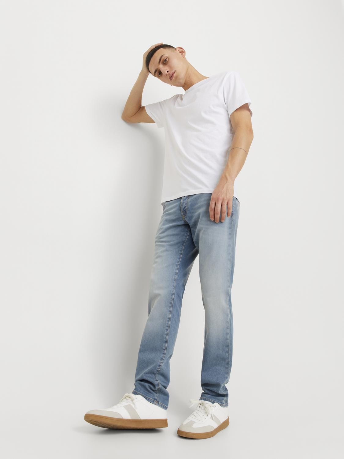 model_shot-creative