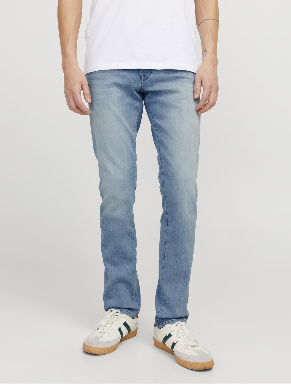 model_shot-front