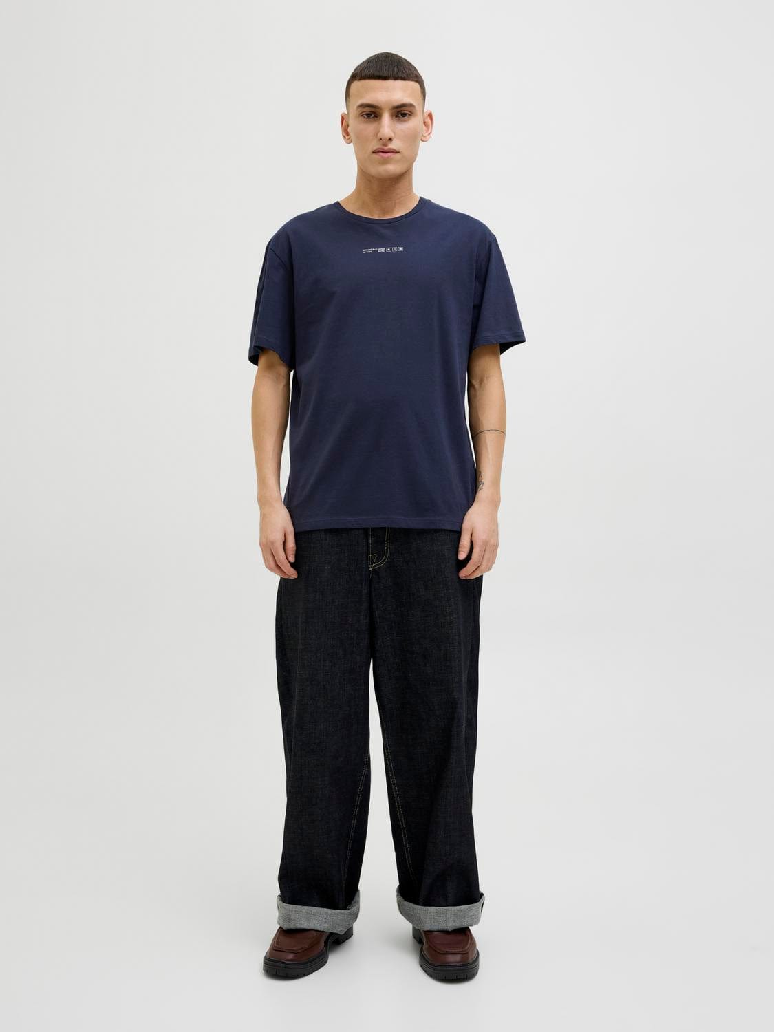 model_shot-front_full