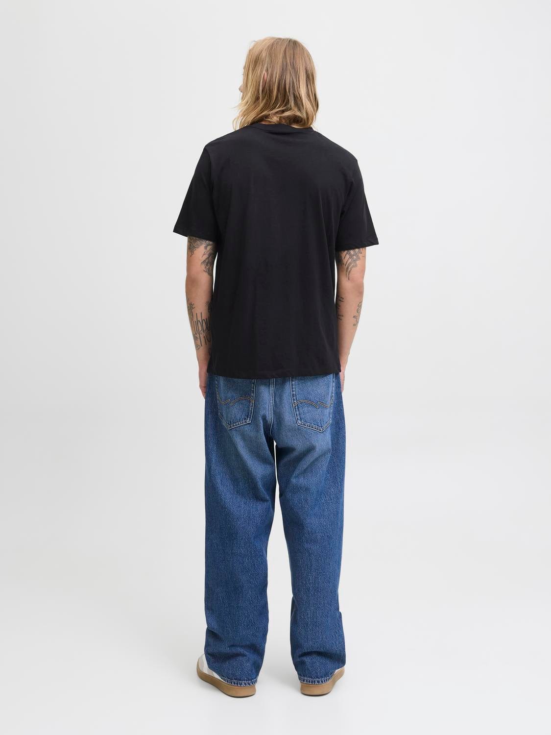 model_shot-back