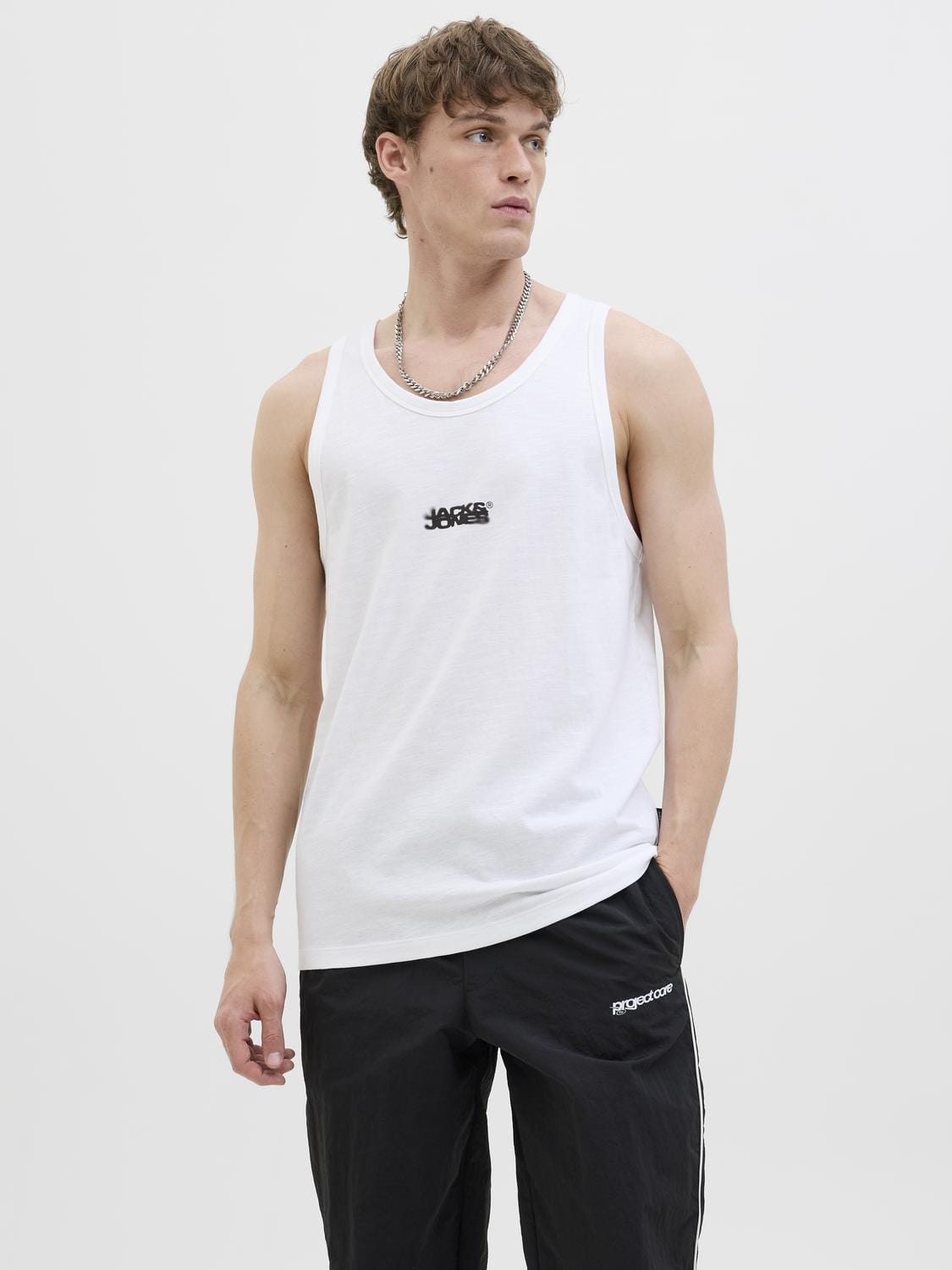 model_shot-front