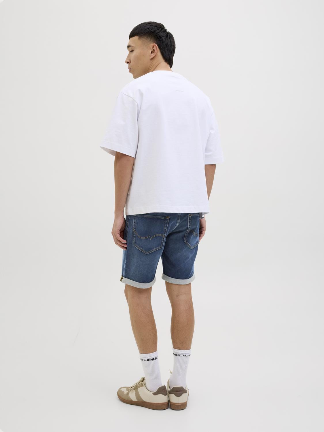model_shot-back