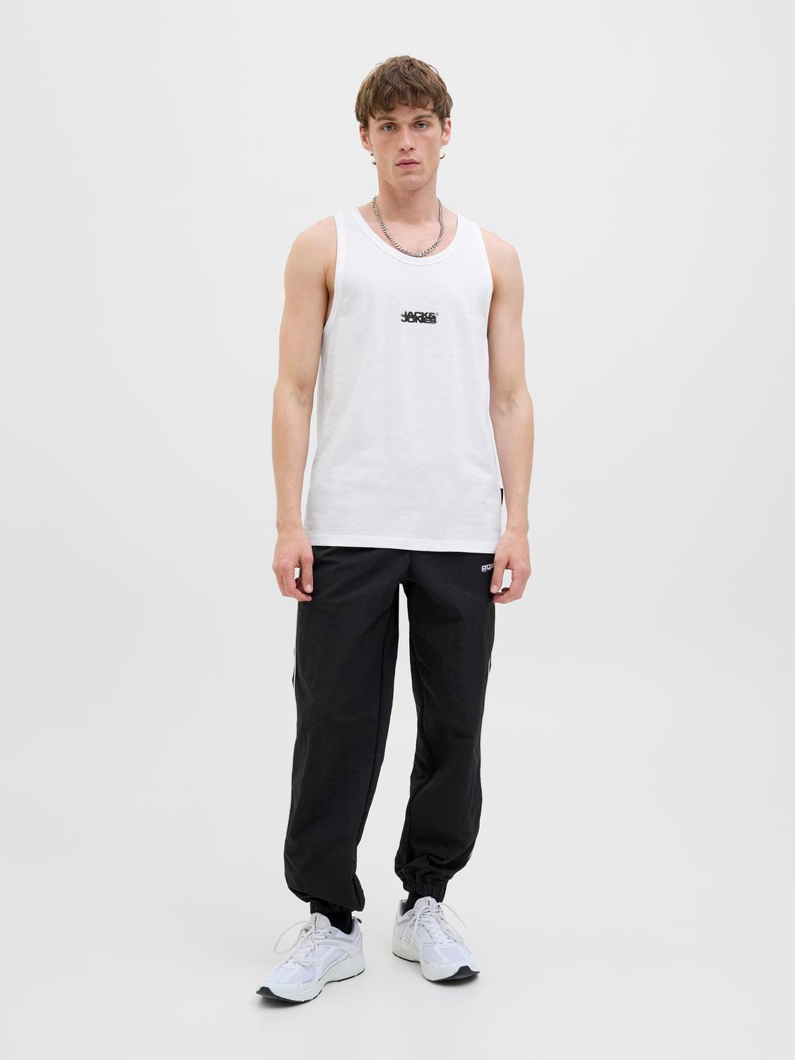 model_shot-front_full