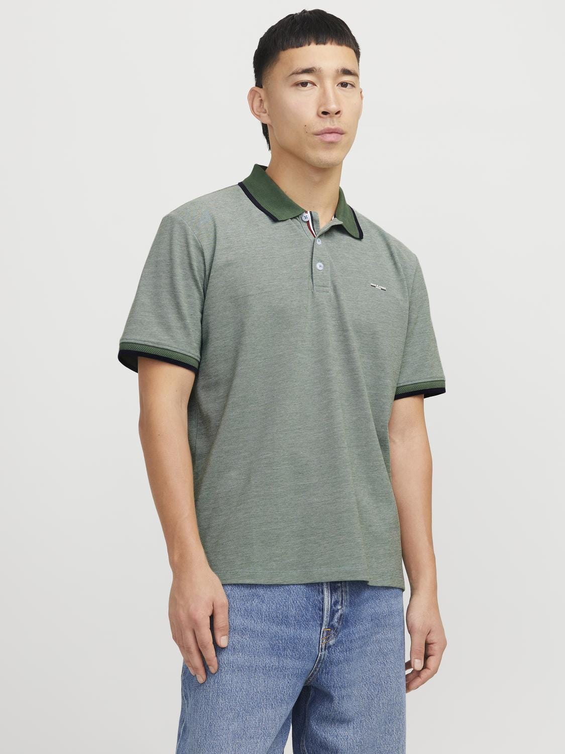 model_shot-front