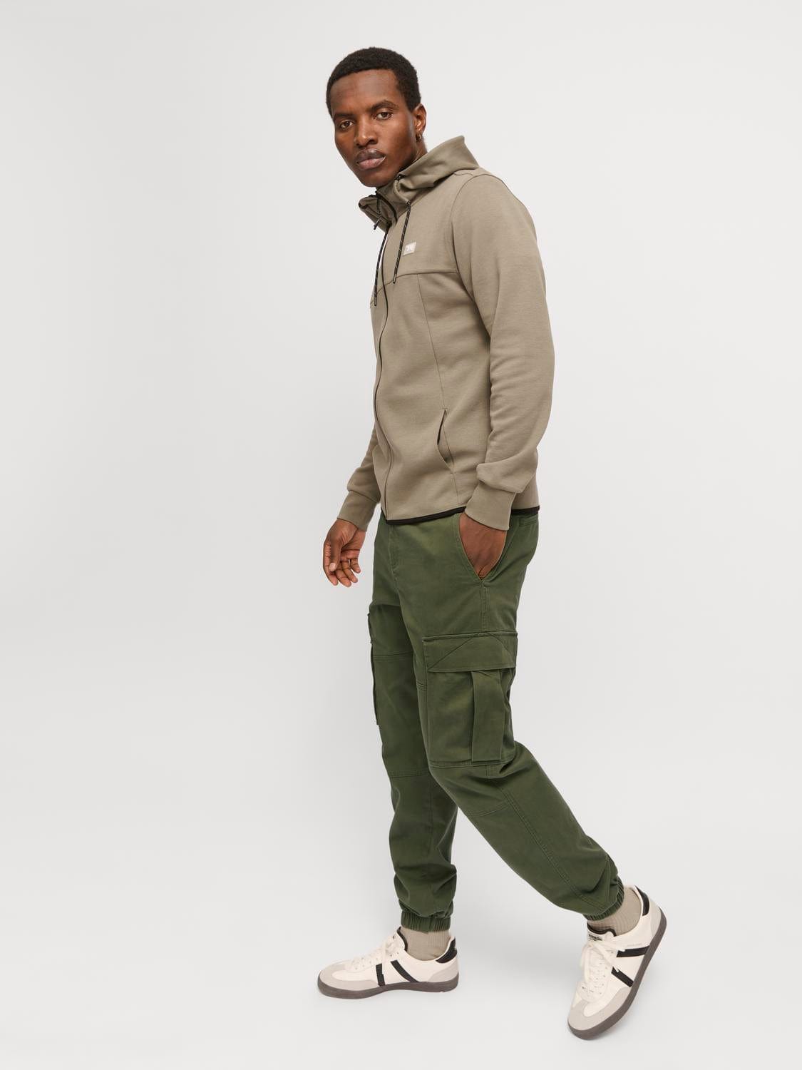model_shot-creative