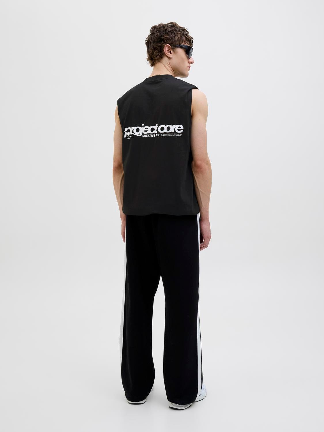 model_shot-back