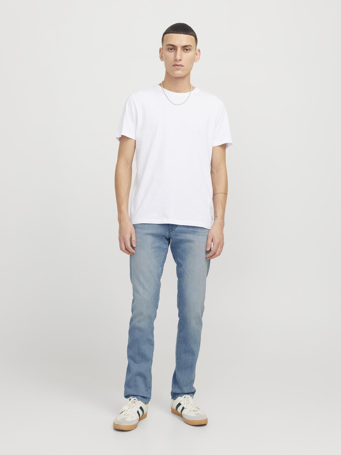 model_shot-front_full
