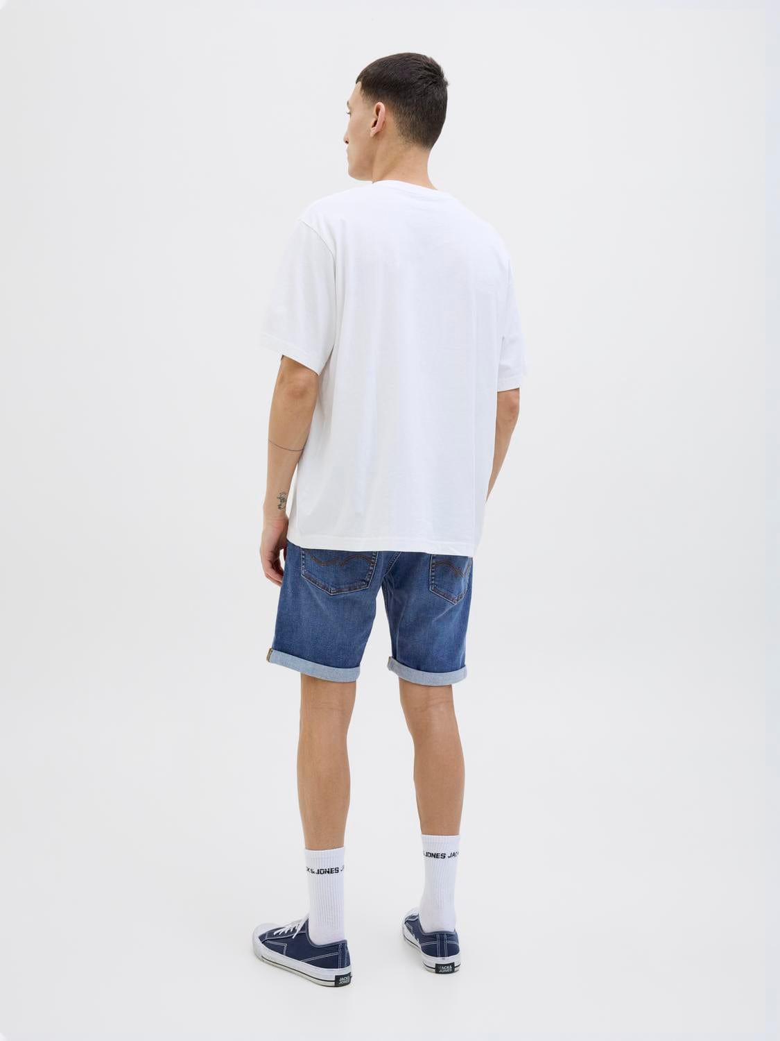 model_shot-back