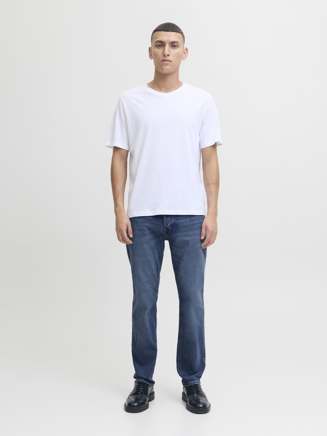 model_shot-front_full