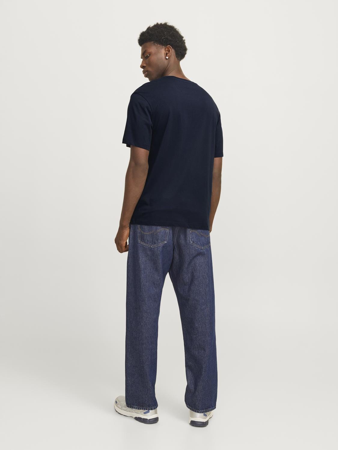 model_shot-back