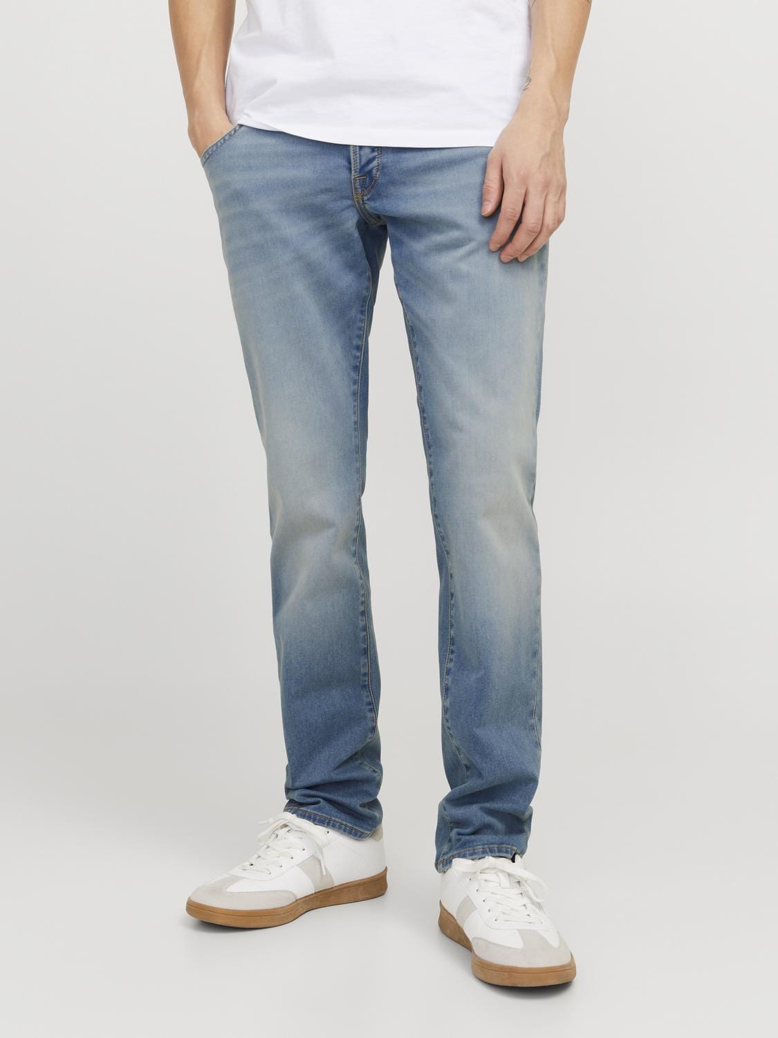 model_shot-front