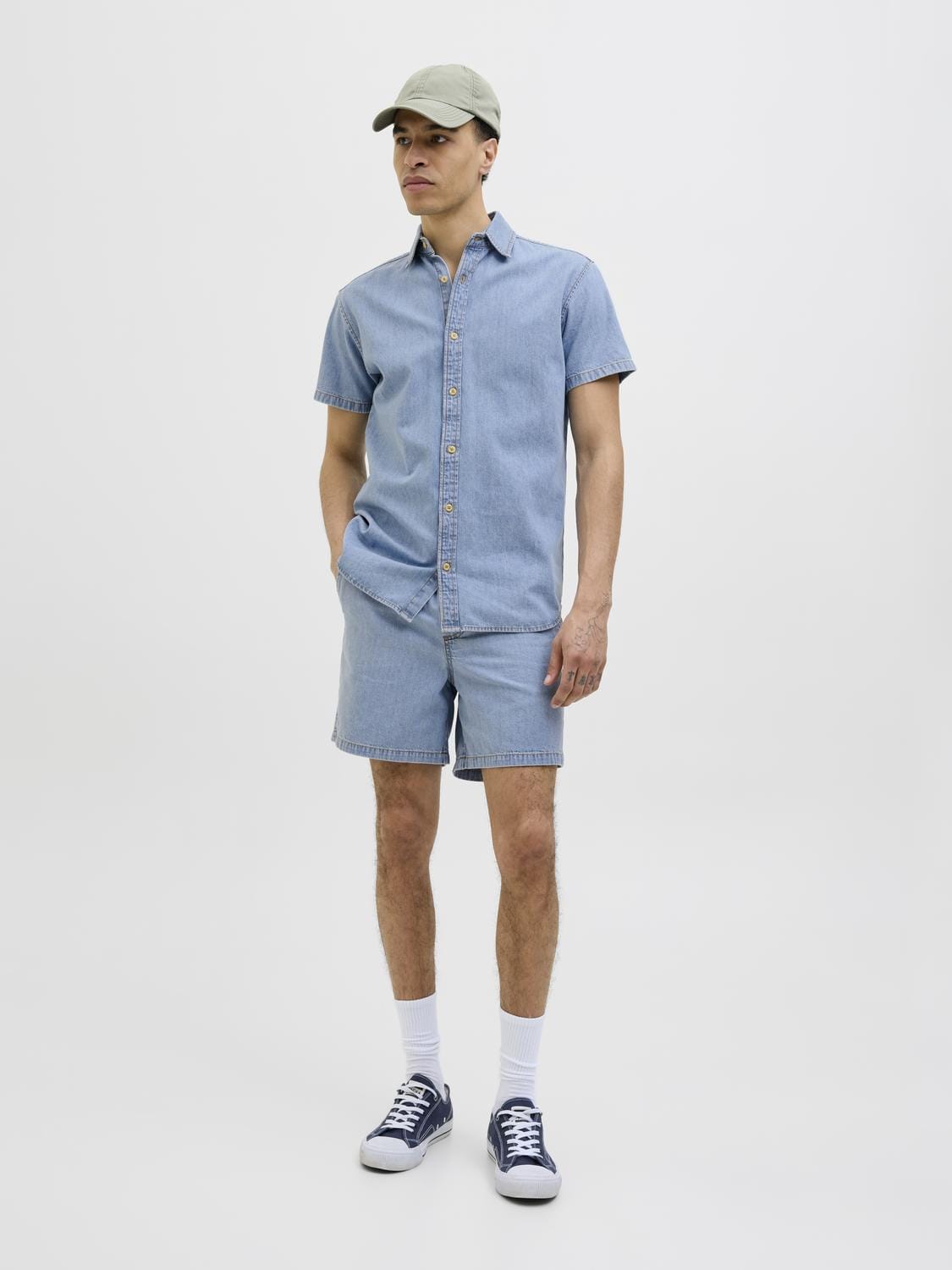 model_shot-front_full