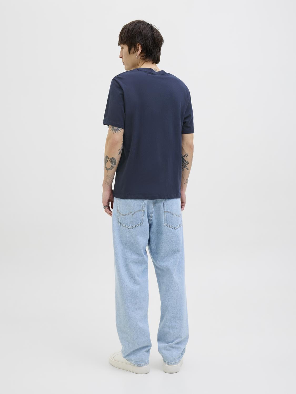 model_shot-back