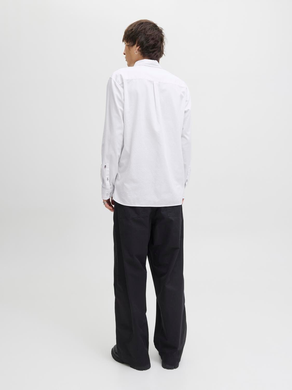 model_shot-back