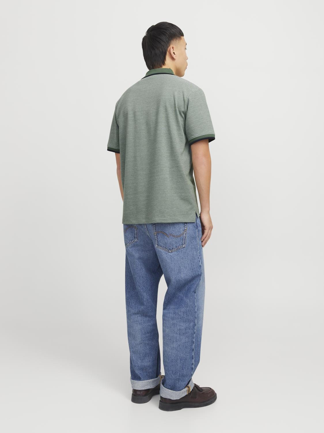 model_shot-back
