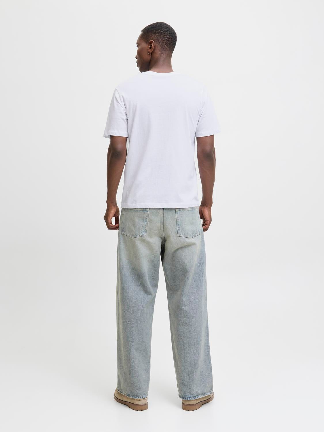 model_shot-back