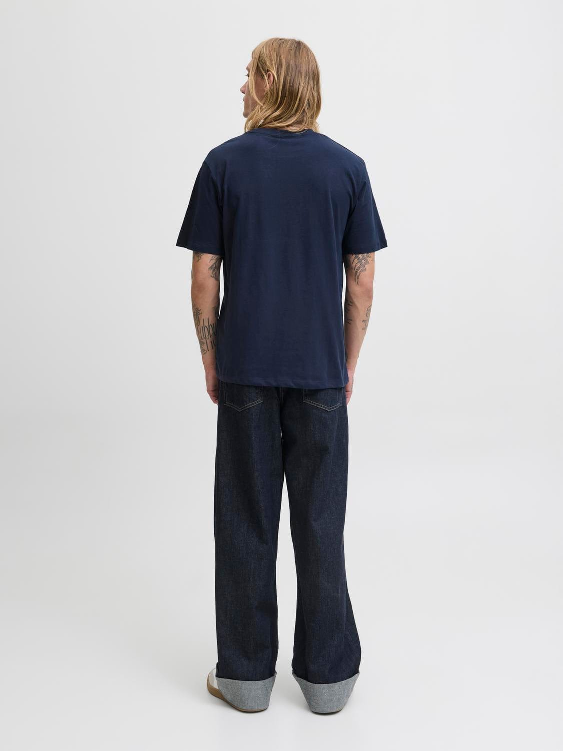 model_shot-back