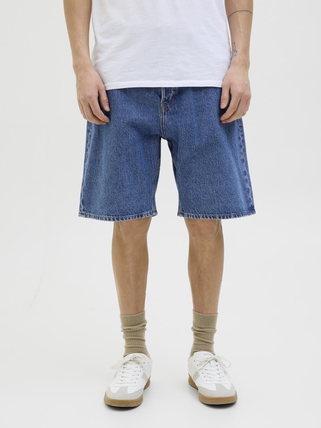 model_shot-front
