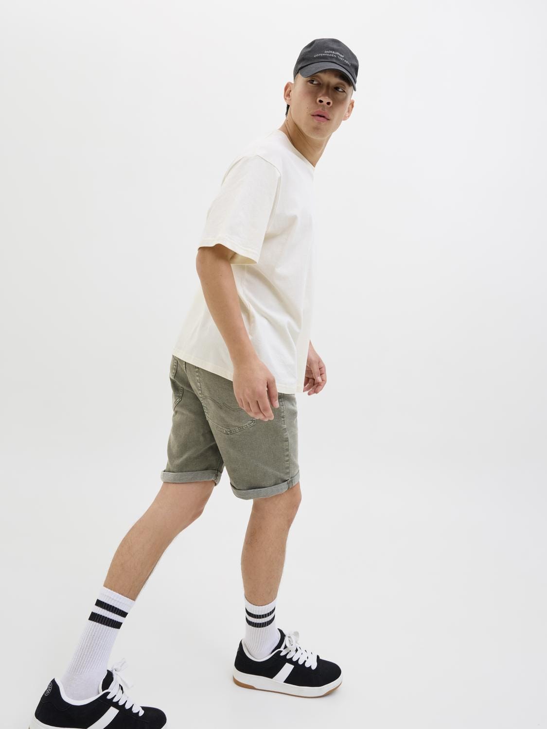 model_shot-creative