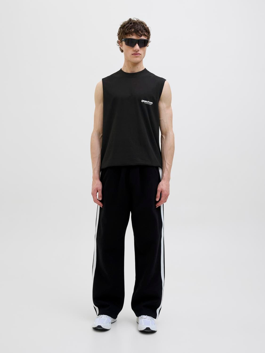 model_shot-front_full