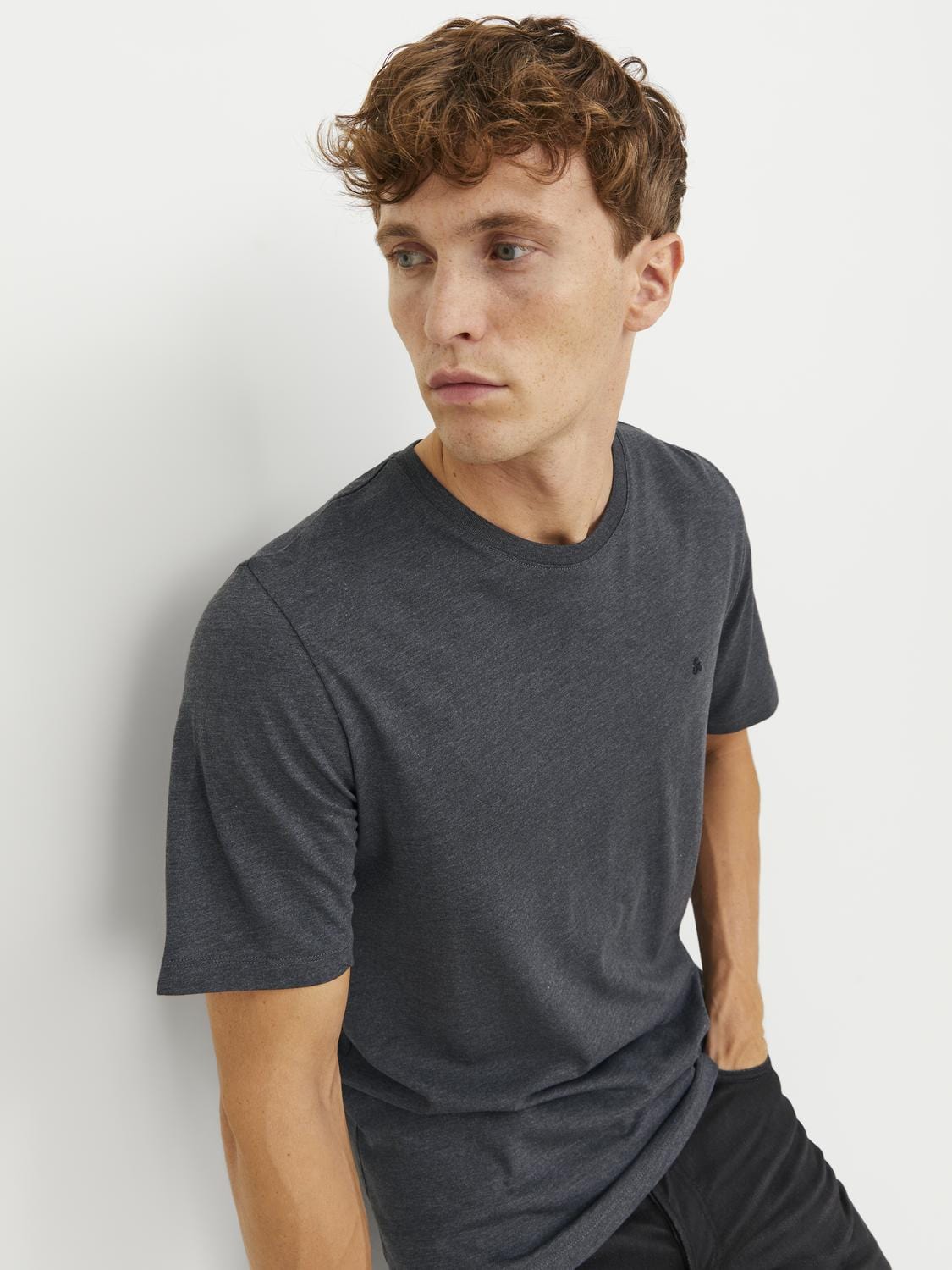 Camiseta con logo gris oscuro - JJEPAULOS TEE SS CREW NECK NOOS