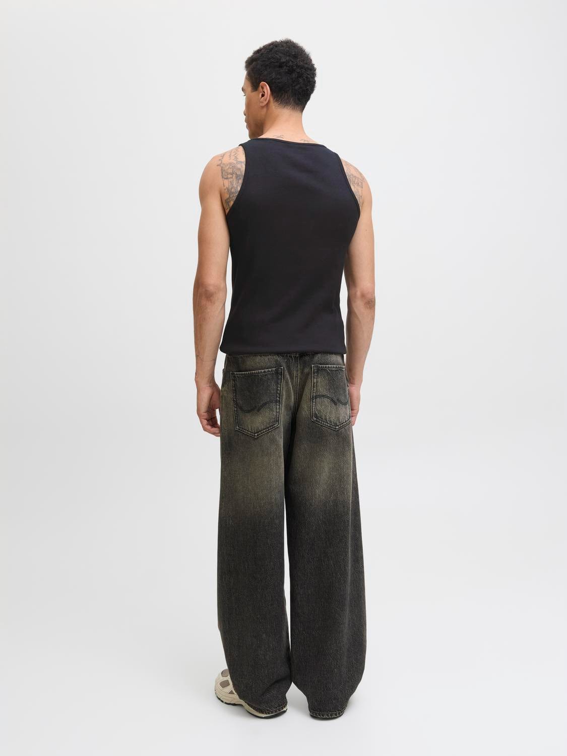 model_shot-back