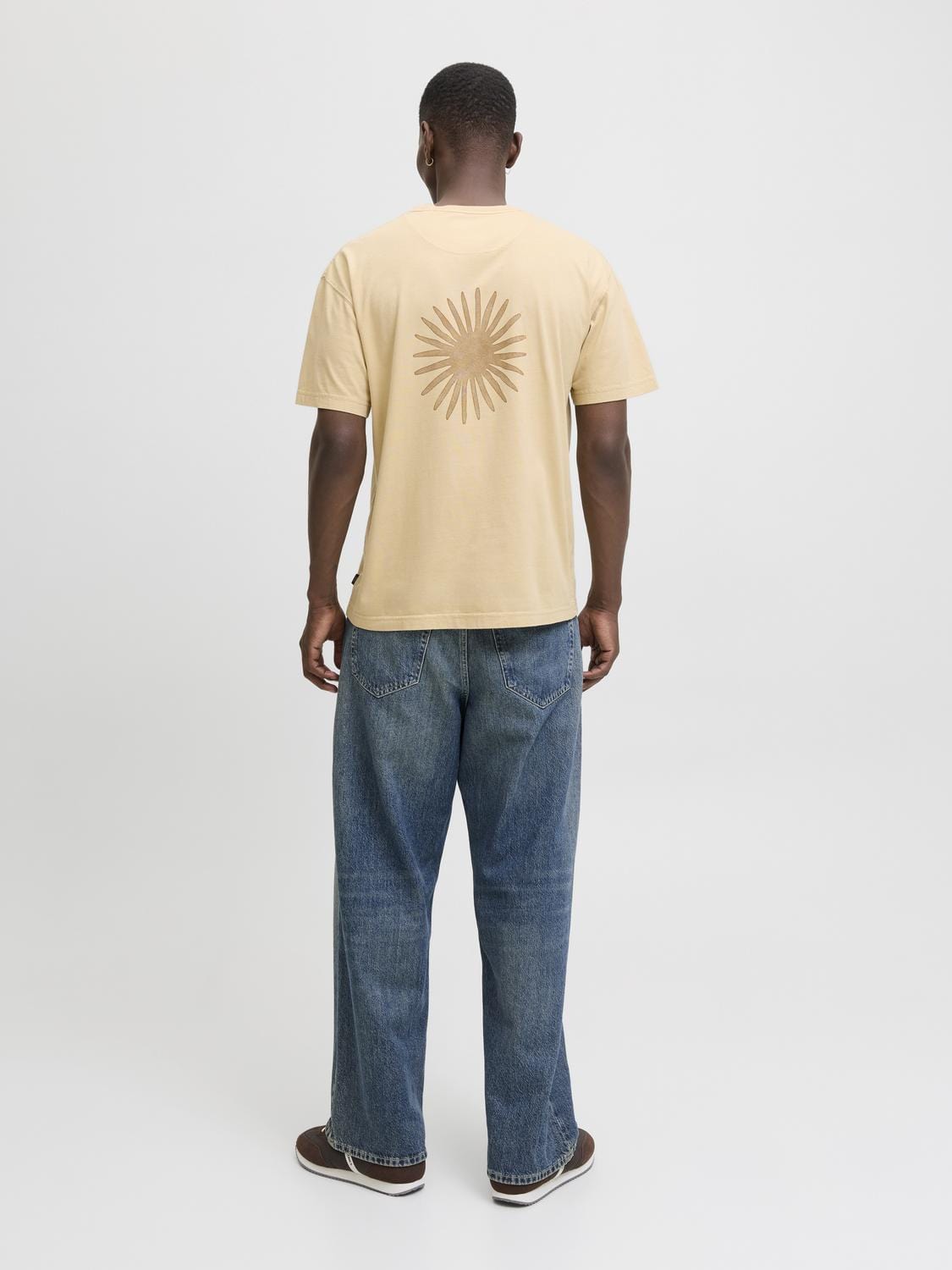 model_shot-back