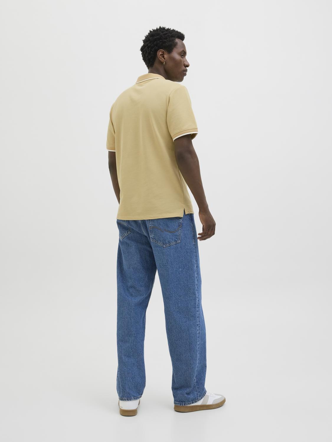 model_shot-back