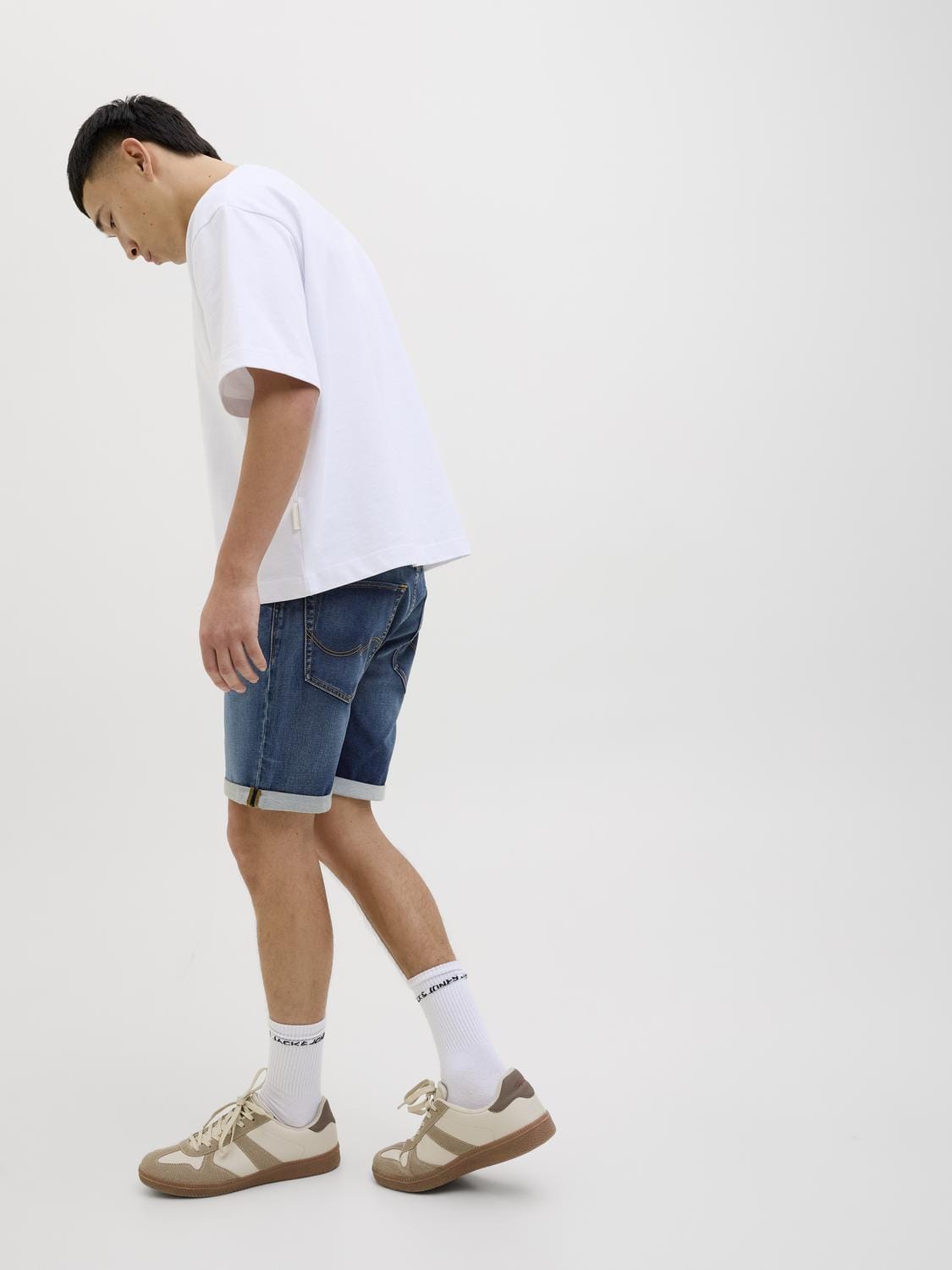 model_shot-creative