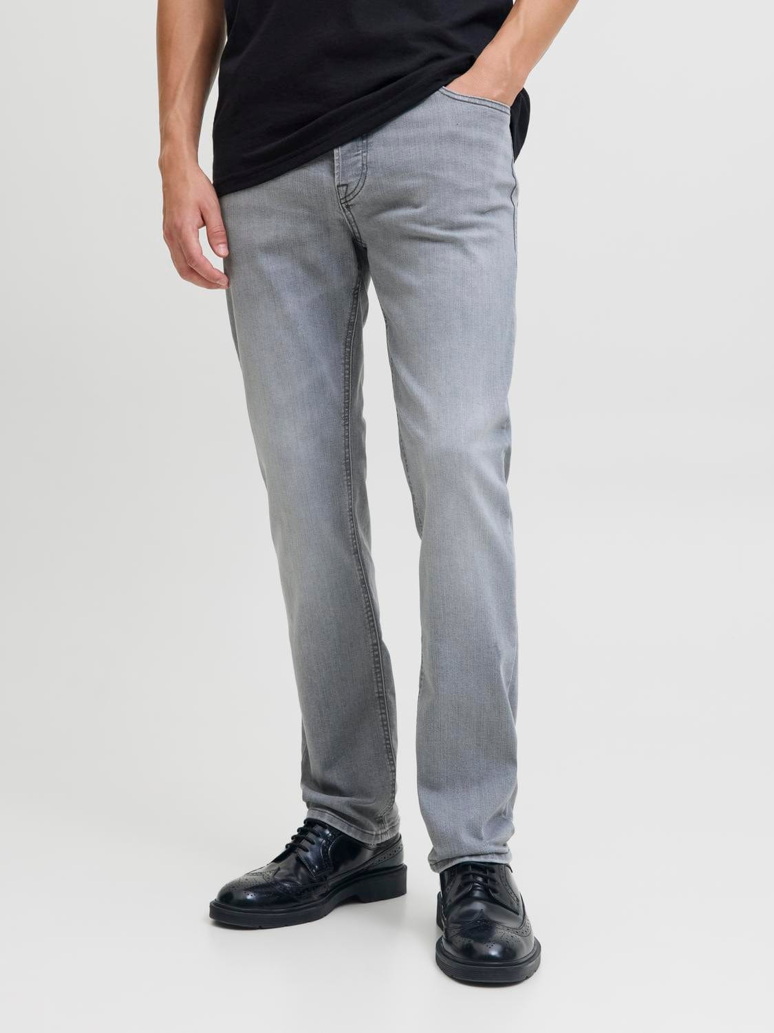 model_shot-front