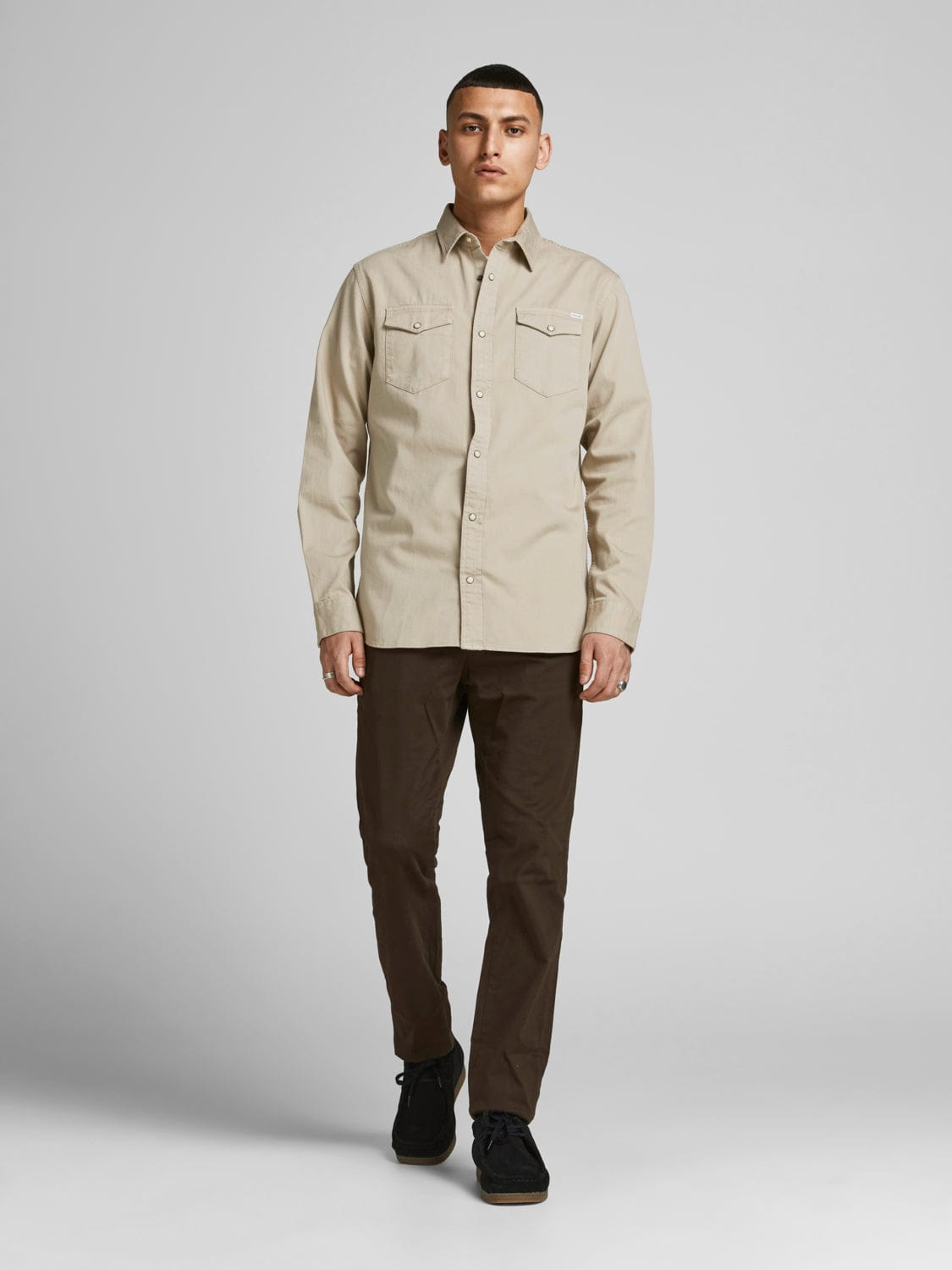 Camisa vaquera beige con bolsillos -SHERIDAN
