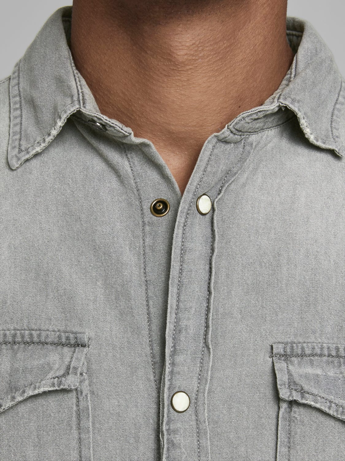 Camisa vaquera gris con bolsillos -SHERIDAN