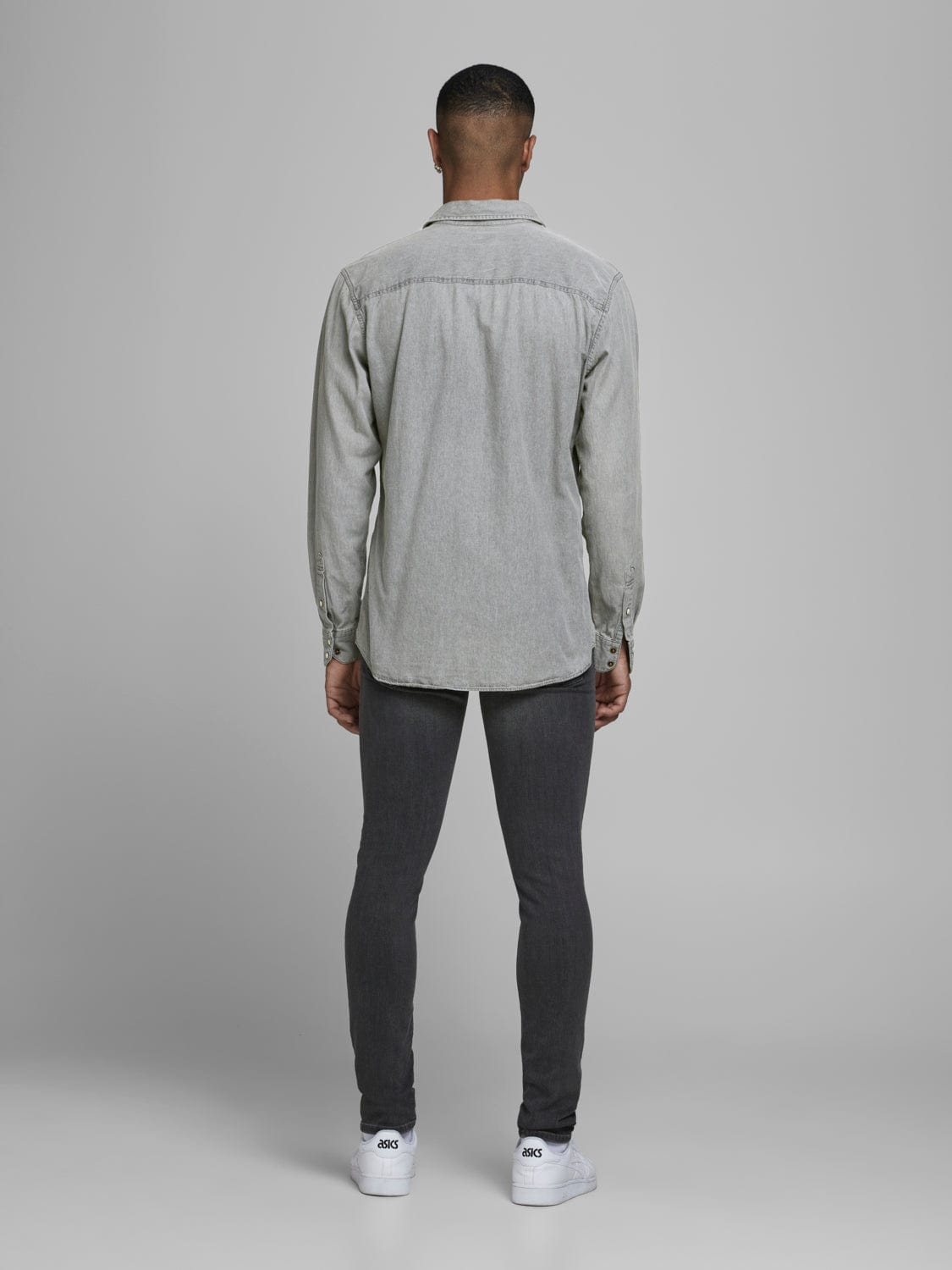 Camisa vaquera gris con bolsillos -SHERIDAN