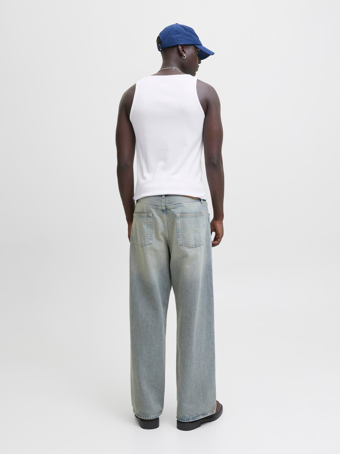 model_shot-back