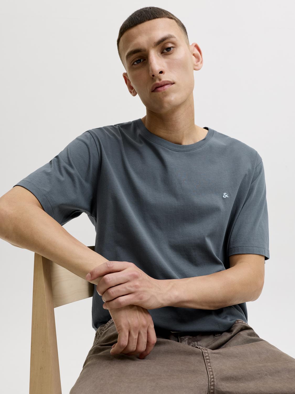 model_shot-creative