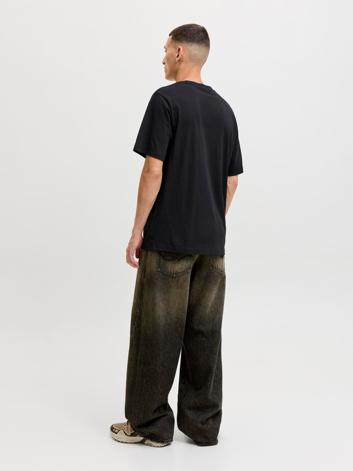 model_shot-back