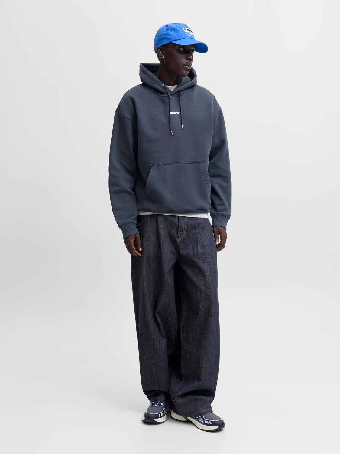 model_shot-front_full