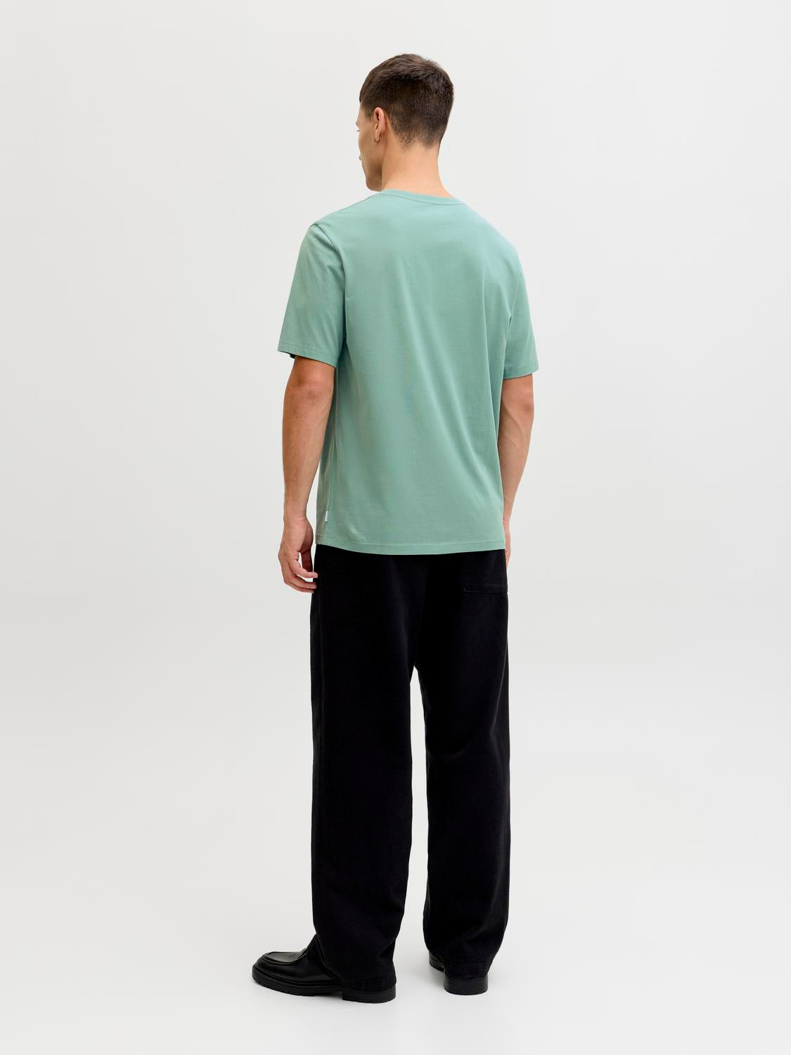 model_shot-back