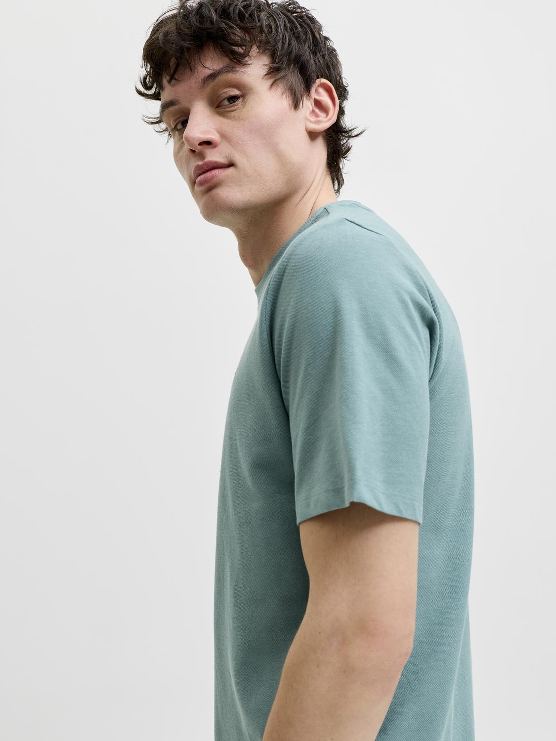 model_shot-creative